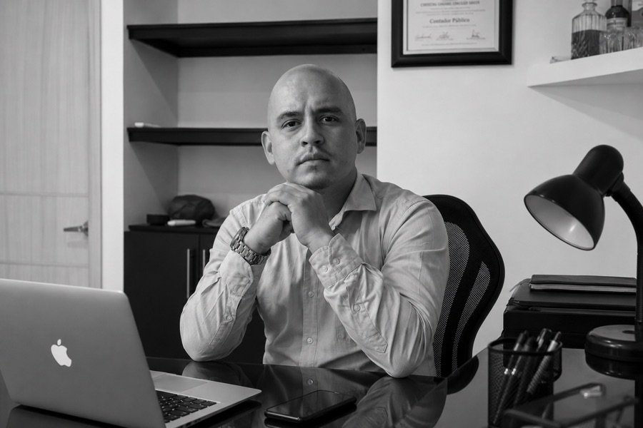 Cristian Criollo en su oficina, Contador Público en Neiva